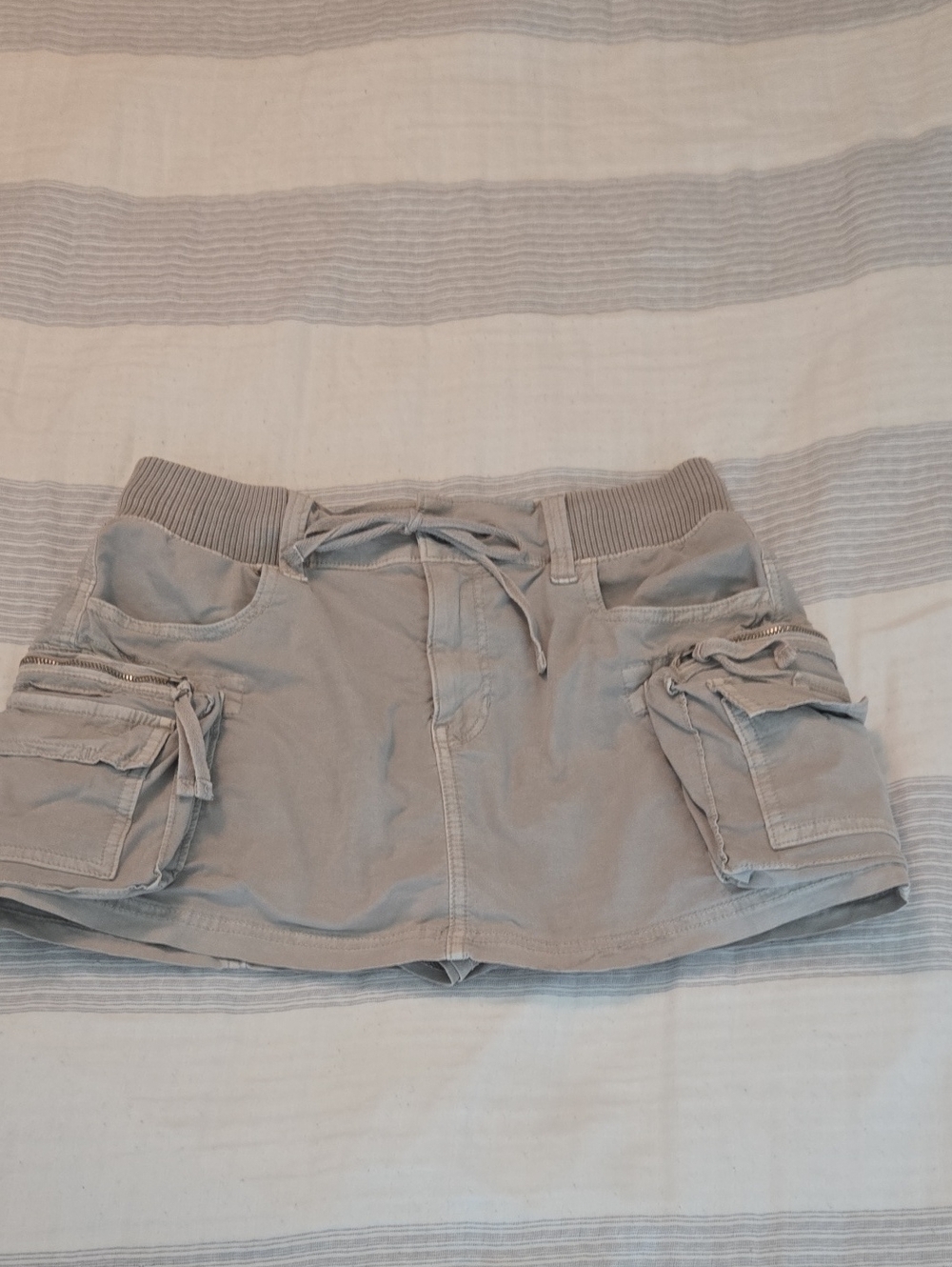 American Eagle Outfitters Light Gray Cargo Shorts